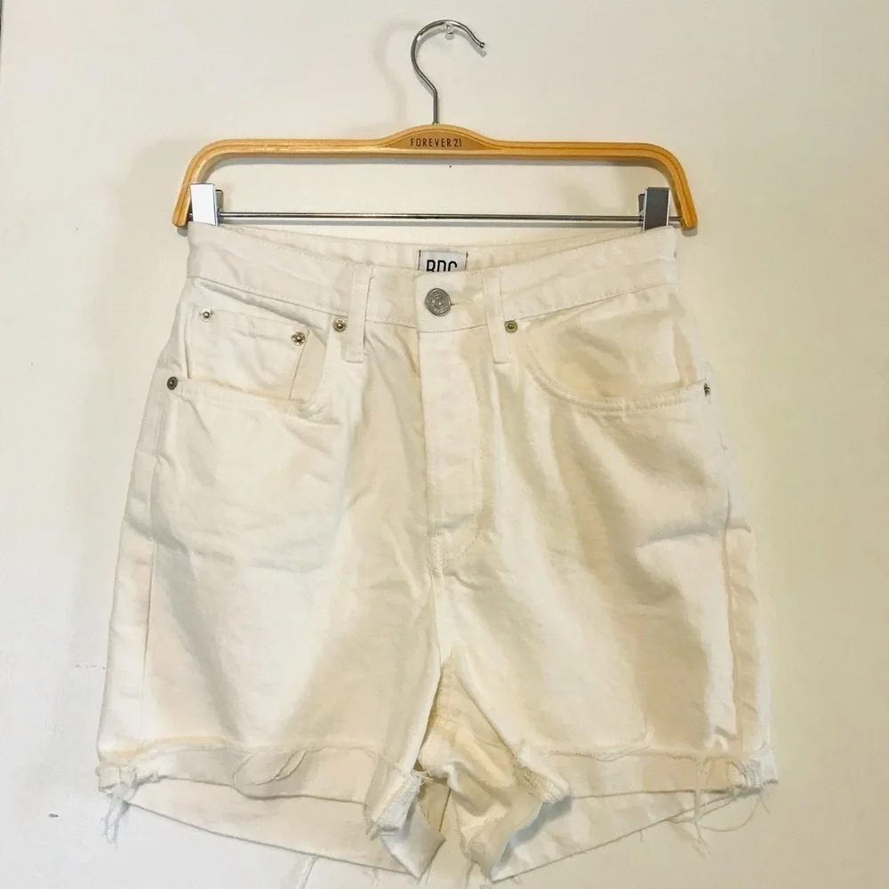 BDG Urban Outfitters 90’s White Long Inseam Denim Shorts Raw Hem SIZE 27 4